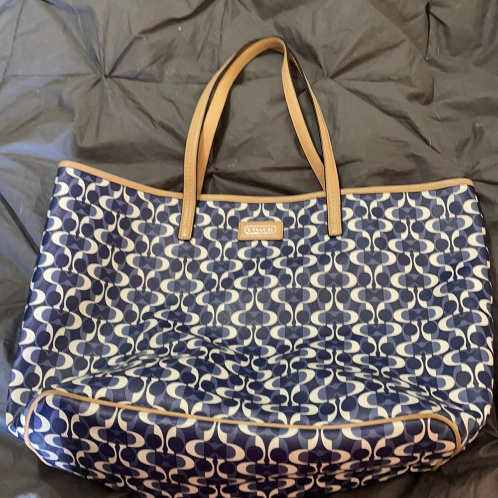 Beautiful coach bag. No rips or stains